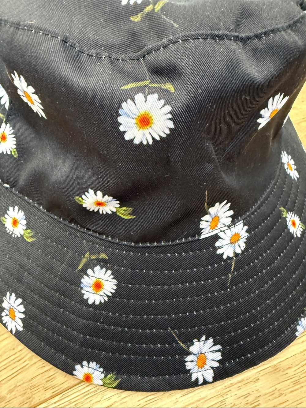 Alice and Olivia Reversible Bucket Hat with White Daisy Print- hard to find!